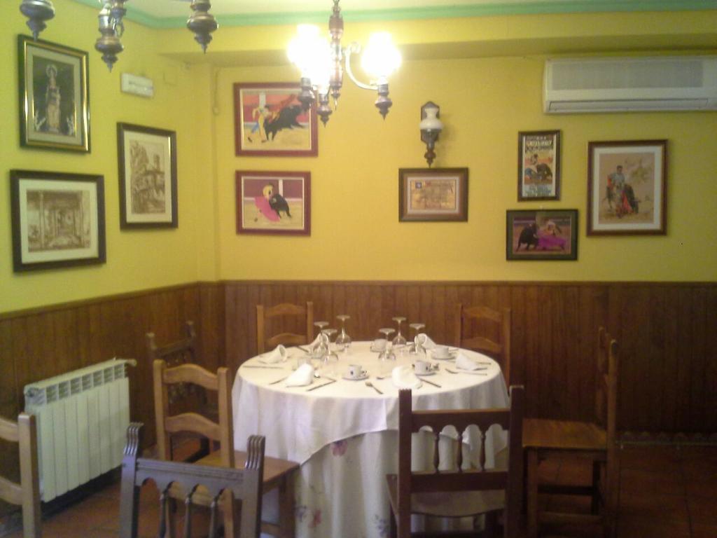 Hostal Restaurante Villa De Sepulveda Sepúlveda Exterior foto